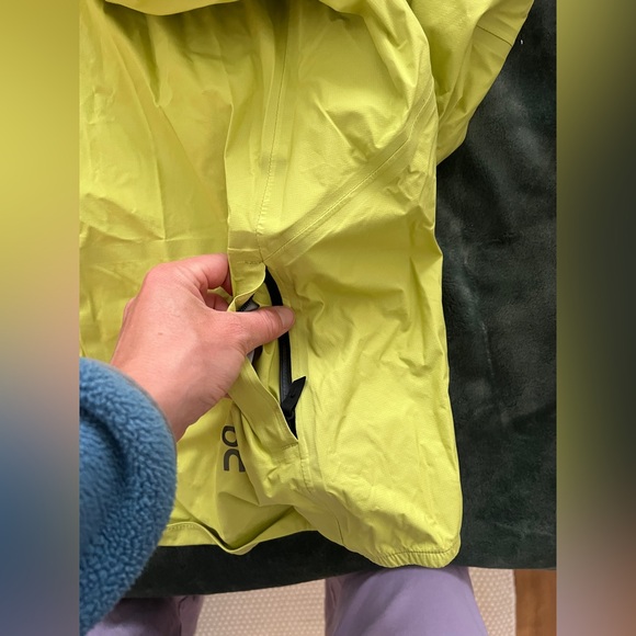 On running jacket - Picture 8 of 8